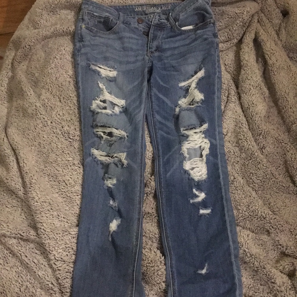 American eagle tomgirl distressed jeans